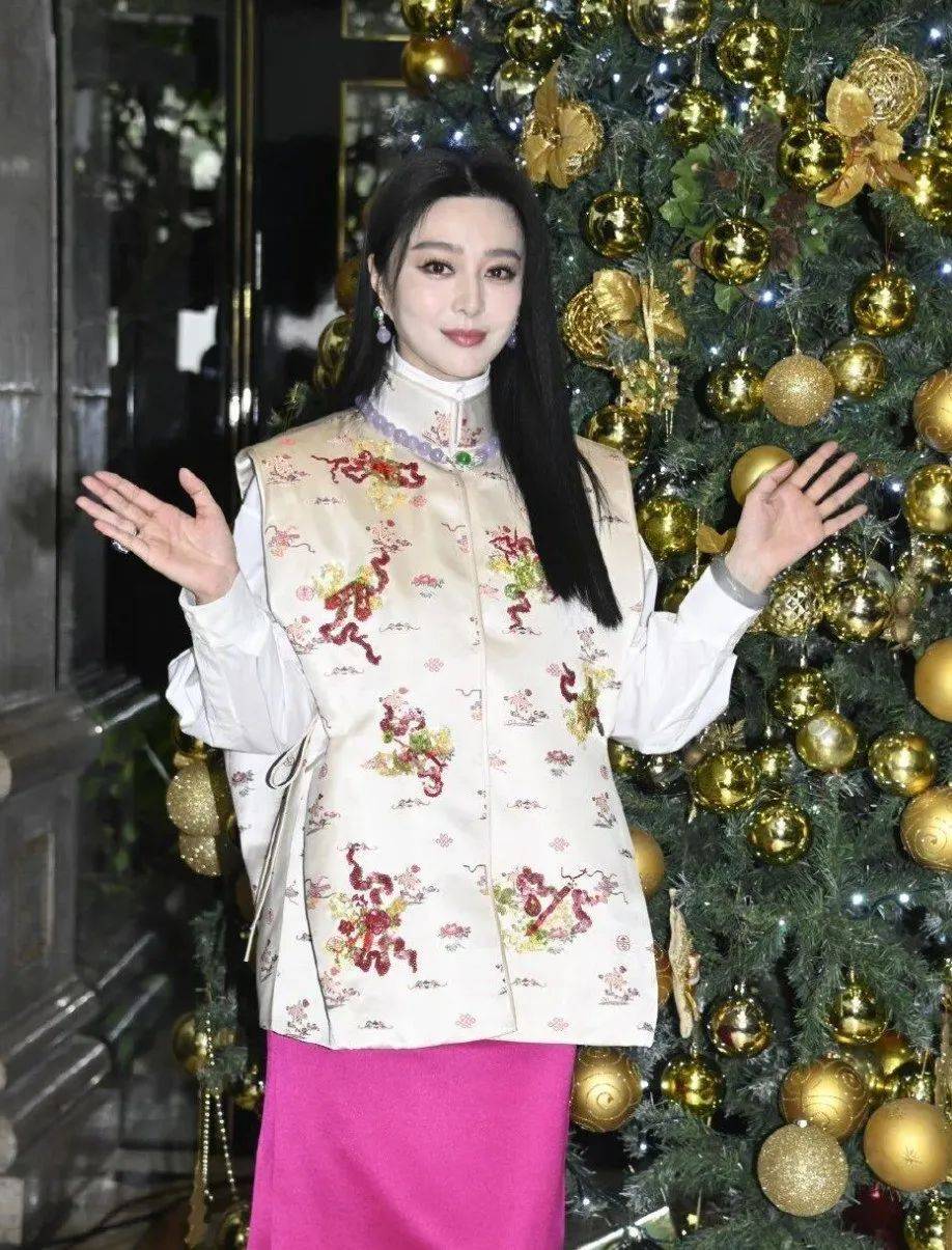 ！穿中式马甲配芭比粉裙不仅不土意外美得贵气十足AG真人游戏第一品牌43岁范冰冰胖了反而更美了(图2)