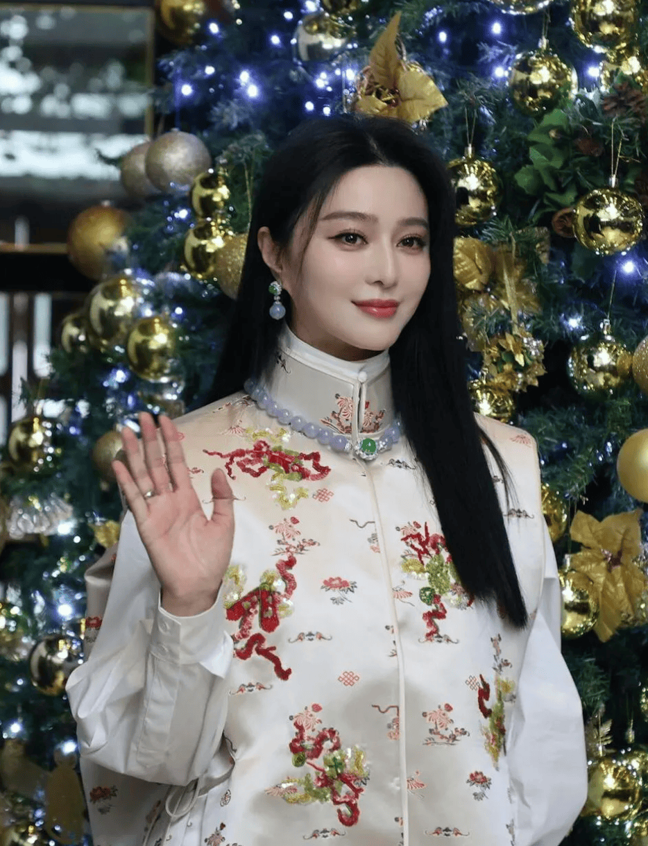 ！穿中式马甲配芭比粉裙不仅不土意外美得贵气十足AG真人游戏第一品牌43岁范冰冰胖了反而更美了(图4)
