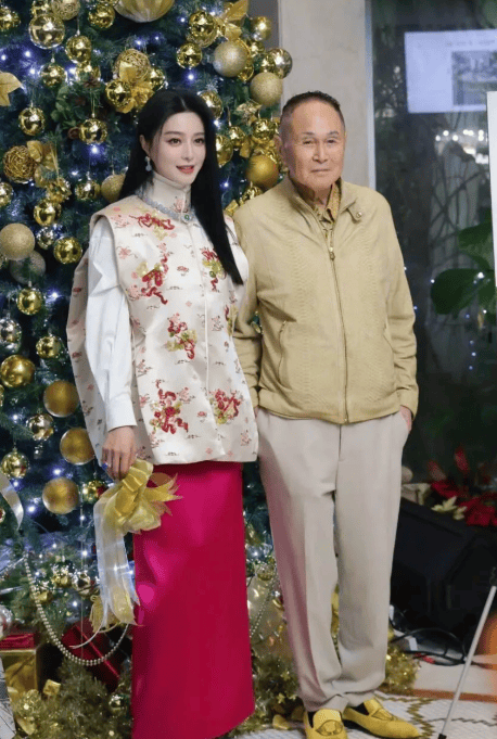 ！穿中式马甲配芭比粉裙不仅不土意外美得贵气十足AG真人游戏第一品牌43岁范冰冰胖了反而更美了(图6)
