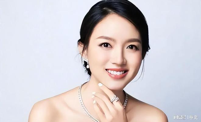 豪门怀孕6个月上春晚站C位真人生赢家AG真人游戏地址艳压奚梦瑶拒嫁30亿(图20)